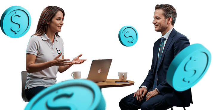 Uma mulher com a roupa da Bevi sentada em uma mesa de escritório e conversando com um homem a sua frente